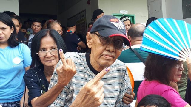 Bacoorenos exercise their civic duty to vote in Barangay Molino 4 at ...